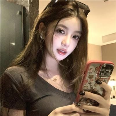 玻璃橱窗中的姑娘
